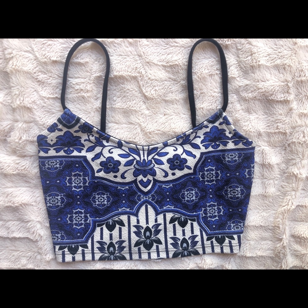 Blue & White Patterned Croptop 💙🤍 - Picture 2 of 2